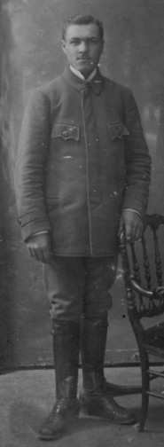 Wadysaw Malinowski ur 1894 w Szczawinie. Jego ojciec by powstacem 1863r przey, zesany do Rosji majc 42 lata wrci i oeni si. Syn  Stanisawa i Konstancji Malinowskich. Pochowani na naszym cmentarzu